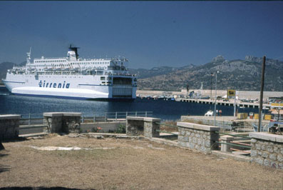 Ankunft der 'Tirrenia' im Hafen von Arbatax